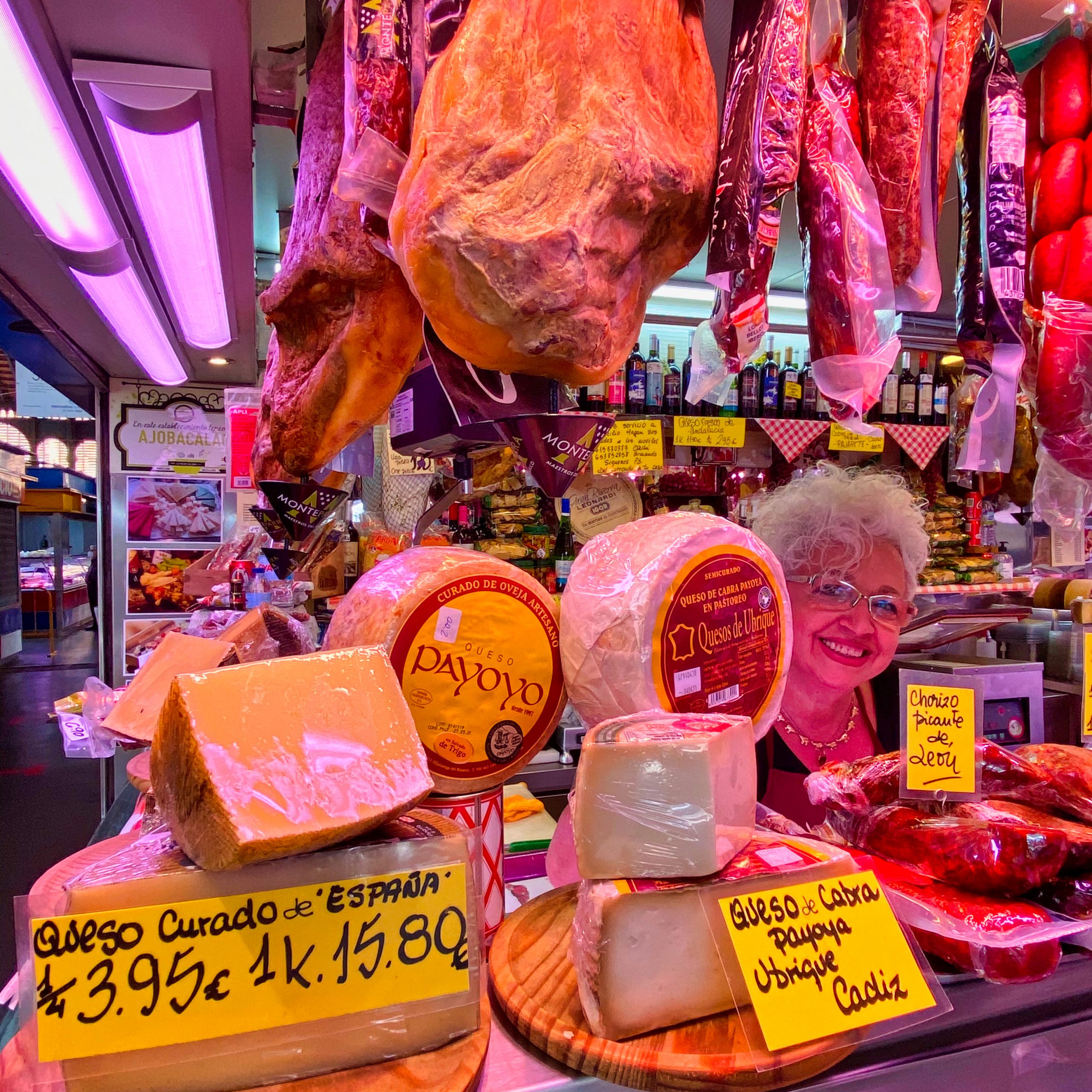 Käse und Schinken im Atarazanas-Markt